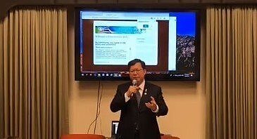 桃園市長鄭文燦訪美第3天,洛杉磯時間2日出席台美青年座談會,鄭文燦答覆場青年提問。圖:翻攝鄭文燦臉書