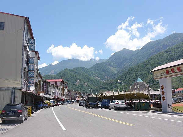 南橫公路尚未全線通車,百岳無法申請入山,沿線觀光產業多少受影響。圖/聯合報資料照