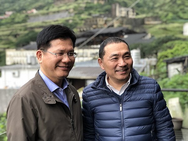 林佳龍和侯友宜參觀水湳洞十三層遺址。圖/新北市府提供