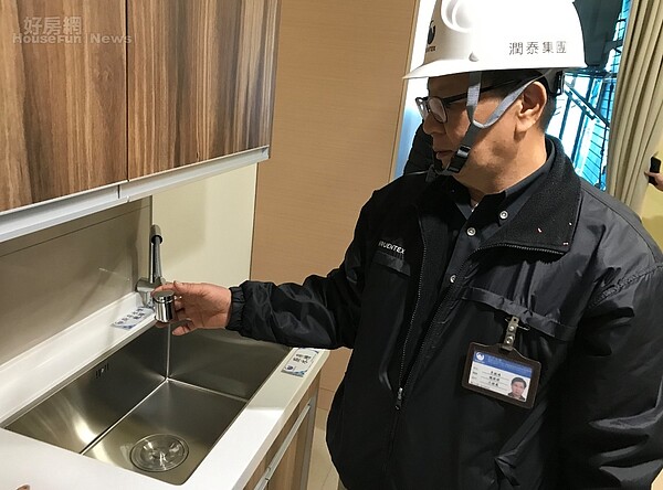 施工廠商潤泰集團旗下潤弘精密總經理李振鴻秀出流理台的伸縮水龍頭,強調很多細節都是比照「豪宅」規格來施作。李彥穎攝