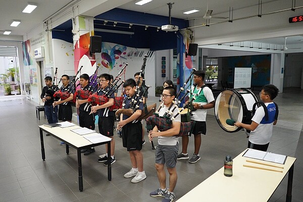 新加坡有愈來愈多的學校採取更具彈性的課表,例如每周僅上四天的核心學術課程,周五上樂隊和籃球練習之類的聯課活動。翻攝自基督堂中學臉書