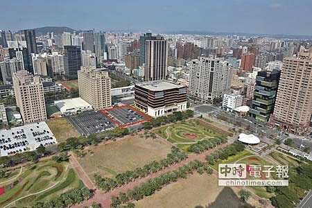 京城建設買進的高雄農16特區867.91坪精華地(紅色範圍),目前是停車場,圖片前方就是10公頃的農16森林公園。圖/顏瑞田