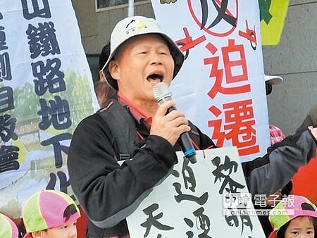 黎明幼兒園園長林金連為保存40多年歷史的幼兒園,多次向台中市府陳情,也曾以肉身衝撞前台中市長林佳龍座車,表達激烈抗議。(本報資料照片)