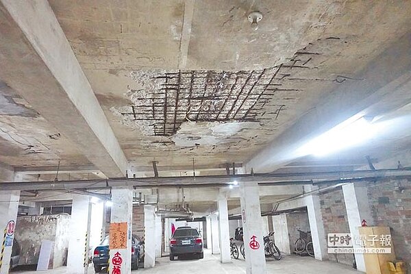 大溪地社區地下室牆面鋼筋剝落,都更刻不容緩。(葉德正翻攝)