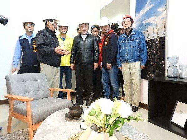 新北市三峽國光段青年社會住宅昨天上梁,新北市長侯友宜參觀首度曝光的實品屋,稱讚三房型空間寬敞。 記者祁容玉/攝影