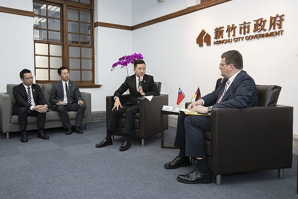 德國經濟辦事處處長林百科(右)今天下午率團拜會市府,針對經濟產業等議題交流與新竹市府團隊交流。圖/新竹市府提供
