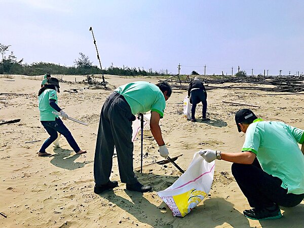 228連假,有巢氏房屋嘉義興業加盟店同仁們頂著太陽齊心協力淨灘,為了保護地球付出一分心力。(圖/有巢氏房屋提供)