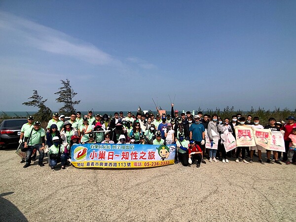 有巢氏房屋嘉義興業加盟店228假期在好美里淨灘。(圖/有巢氏房屋提供)