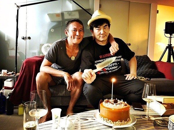 任賢齊（右）增肥拍攝鈕承澤執導的電影「跑馬」。圖／摘自微博