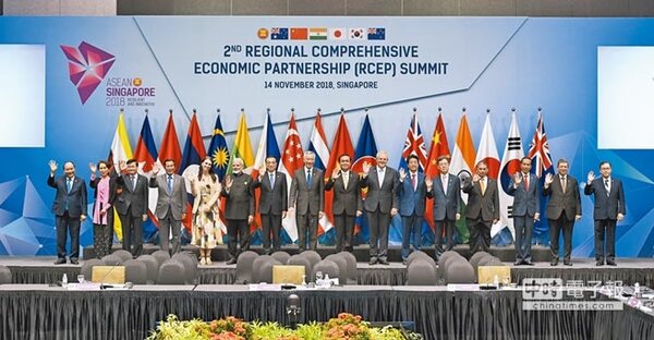 RCEP部長會議，16國發表聯合聲明，最快於11月領導人峰會上達成協議。圖為2018年11月李克強出席第二次「區域全面經濟夥伴關係協定」領導人會議。（新華社）
