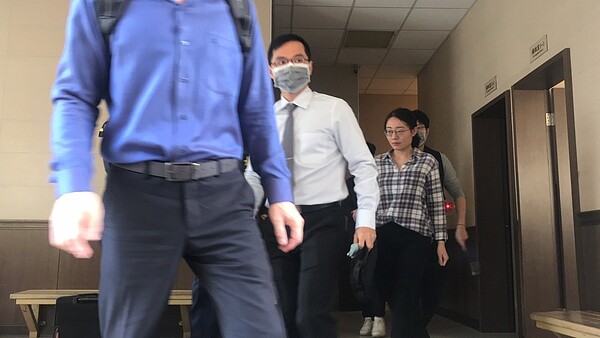 女嬰解剖後,確認體內器官完整,包括腦、肺、肝所有內臟均發育正常,法醫逐一採集所有器官切片,帶回法醫研究所化驗。記者袁志豪/攝影
