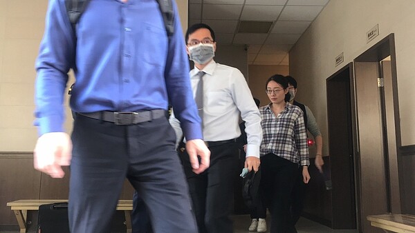 女嬰解剖後，確認體內器官完整，包括腦、肺、肝所有內臟均發育正常，法醫逐一採集所有器官切片，帶回法醫研究所化驗。記者袁志豪／攝影 