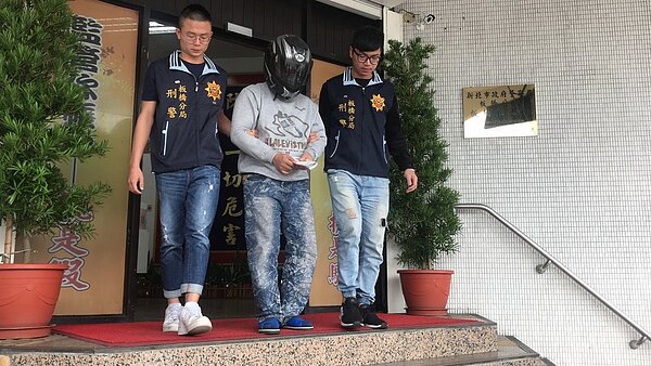 41歲葉姓男子持玩具槍闖入新北市板橋區遠東路玉山銀行行搶50萬元,4小時就被警方逮捕。記者袁志豪/攝影