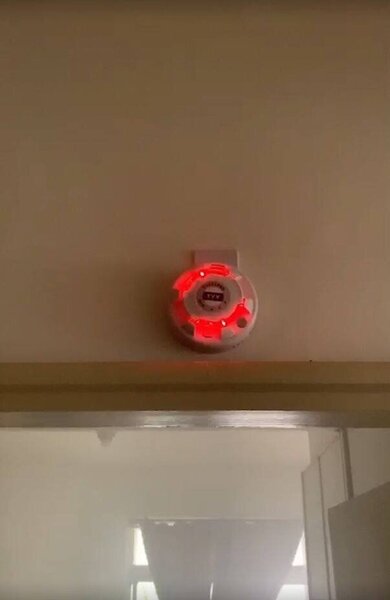 住宅用火災警報器可偵測濃煙或高溫，在火災初期發出警報聲，台北市消防局統計，目前安裝率超過7成5。圖／台北市消防局提供