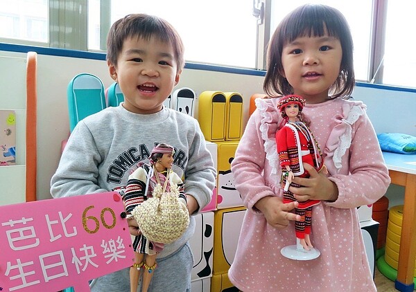 全世界第一個在市面上販售的塑膠芭比,是在新北市泰山區誕生,新北市立圖書館泰山親子閱覽室企畫「芭比的生日party」閱讀慶生會,邀請與「芭比」同月同日生的3月9日壽星帶著芭比一起慶生。圖/新北市圖書館提供