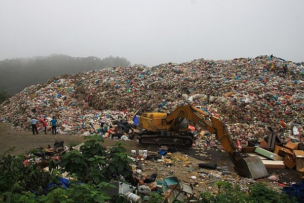 受委託代處理新竹縣垃圾的新竹市焚化廠及苗栗縣焚化廠,將於下週二開始進行歲修,其中每日的允許量將從190公噸減到最低時70公噸,恐導致竹縣垃圾再度堆置。 圖/聯合報系資料照片