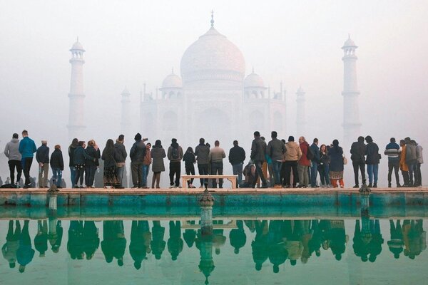 印度名勝泰姬瑪哈陵今年一月籠罩在嚴重霧霾中。最新報告指出，全球空汙最嚴重卅城市有廿二個在印度。 （路透）