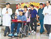 奇蹟重生！高空墜地從瀕死到自行進食　秦良丰開心返鄉