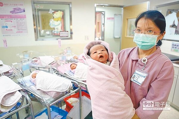 北市生育率創新低,柯P挨轟打假球。(圖/中國時報資料照片)