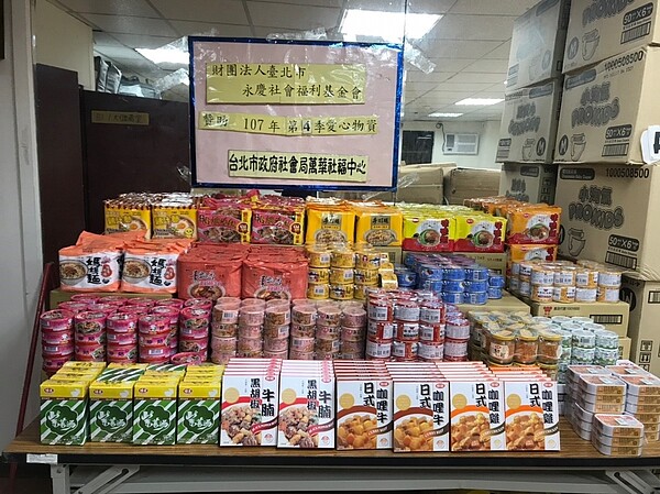 永慶慈善基金會贊助萬華社服中心民生物資,乾糧、罐頭、料理包等,方便獨居長者儲藏食物,保存便利。(圖/永慶慈善基金會提供)