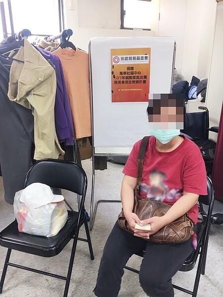 萬華社服中心發放民生物資,近3,000戶弱勢家庭受惠。(圖/永慶慈善基金會提供)