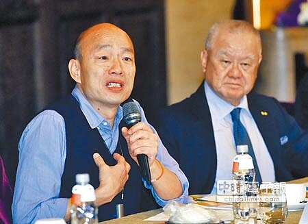 工商協進會6日召開2019年度首次理監事會議,工商協進會理事長林伯豐(右)邀請高雄市市長韓國瑜(左)以「南方崛起、高雄首富」為題介紹高雄投資環境。圖/顏謙隆