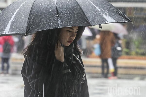 中央氣象局說，今、明兩天強烈大陸冷氣團影響及華南雲雨區東移，中部以北、東北部及東部天氣溼冷，其他地區早晚亦冷。本報資料照片