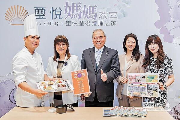 璽悅坐月子中心7月將於新板傑仕堡開幕,並由銀廚餐廳提供五星級月子餐給孕婦享用。左起為銀廚主廚陳俊忠、銀廚執行長徐光華、新光人壽總經理蔡雄繼、璽悅國際董事黃麟雅、璽悅國際公關陳瀠。