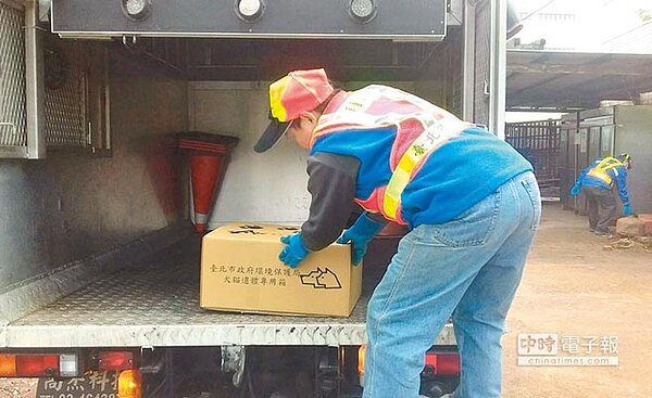 對街邊死亡犬貓,環保人員將使用專用箱及冰櫃冰存,妥善處理犬貓後事。(圖/北市環保局提供)