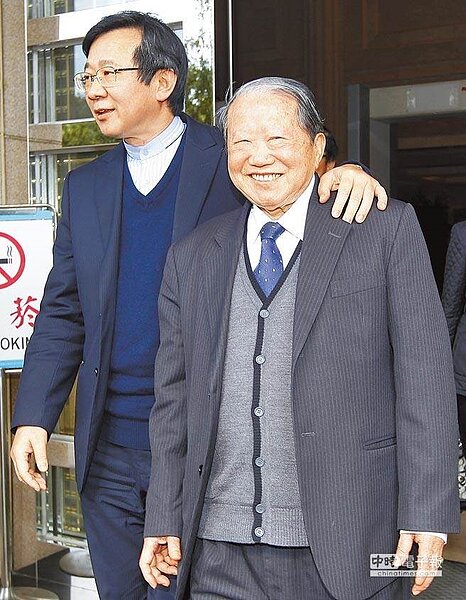 太設董事長章民強(右)與太流董事長李恆隆的SOGO百貨股權之爭,纏訟18年終於定讞;圖為章民強與兒子章啟明(左)2012年到高院出庭。(圖/中時資料照)