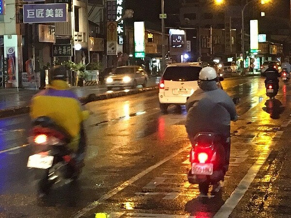 天雨路滑，警方提醒機車族減速慢行。記者黃宣翰／翻攝