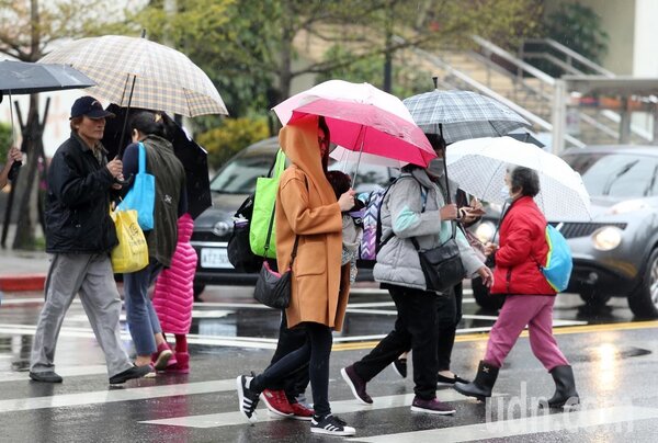 中央氣象局說，今天華南水氣持續移入，各地都容易有斷斷續續的降雨。本報資料照片