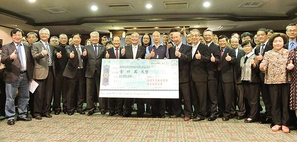 高雄市不動產開發商同業公會捐款1千萬元青創基金,支持年輕人創業。 攝影/張世雅
