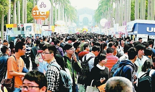 1111人力銀行調查，今年要立即投入就業市場的應屆畢業生占比雖較去年下滑5.7個百分點，但希望創業的比例大幅增加，從去年的3%成長至11.2%。聯合報系資料照