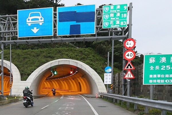蘇花改通車時,曾有機車硬闖抗議事件(圖)發生,如今在蘇花改的最南端,仁水隧道裕定在明年一月開放機車通行,也是八座隧道中,唯一開放機慢車通行的一座。圖/本報系資料照片,記者許正宏攝影