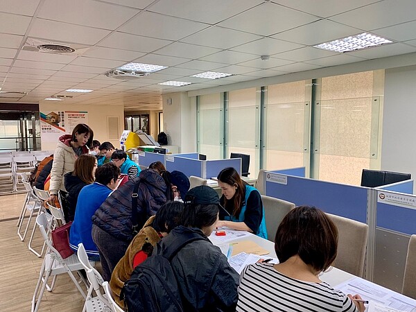 桃園市政府中路二號社會住宅申辦情形。(圖/桃園市政府提供)