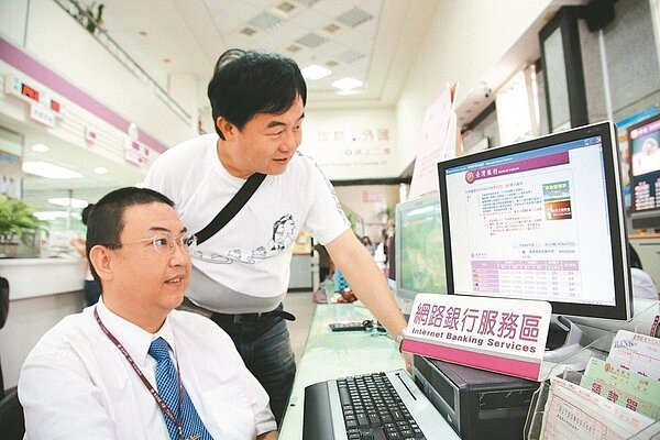 公股行庫帶頭加薪，今年平均調幅達3%。 （本報系資料庫）