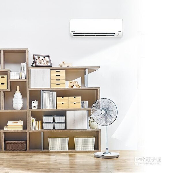 冷氣機室內安裝高度以2.4公尺最合宜，除冷熱空氣有足夠高低落差、交互循環，亦方便居家清潔。（特力屋提供）