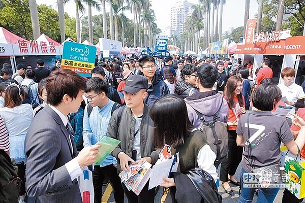 2019年大學校園徵才起跑，台大今日登場。圖為2017年台大校園徵才企業博覽會。（本報資料照片）