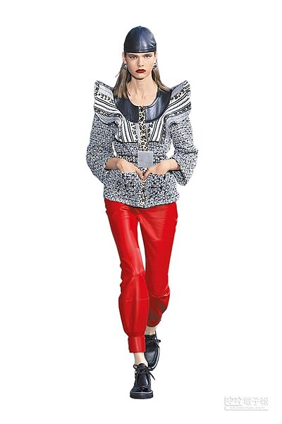 LV模特兒頭戴泳帽造型黑色皮革帽,上身的大翻領搭配收口皮褲製造出平衡感。(LV提供)