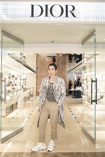 蕭敬騰為DIOR高雄漢神百貨精品店重新開幕帥氣現身,印花圖騰背心上衣價格店洽,提花大衣21萬元,米色長褲3萬2000元,B24運動鞋3萬2000元,DIOR MEN SADDLE鞍腰包6萬2000元。(Mark Li提供)