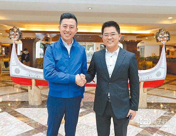 為汲取社區活化經驗,新竹市長林智堅(左)8日率市府主管至台東縣參訪,並與前台東縣長黃健庭深度暢談城市品牌經營。(陳育賢翻攝)