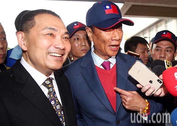 鴻海集團董事長郭台銘(右)上午與新北市長侯友宜(左)一同出席板橋國小120周年校慶活動,郭台銘告訴大家,因為父親曾與侯市長共事過,所以他要叫侯市長「叔叔」,郭台銘一席話,讓現場一片笑聲。 記者杜建重/攝影