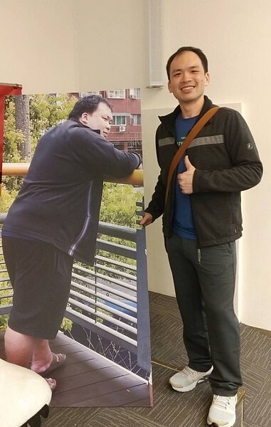 35歲黃昱霖減掉72公斤,與減重前的等比例人形立牌(左)判若兩人。圖/中國附醫國際代謝形體醫學中心提供