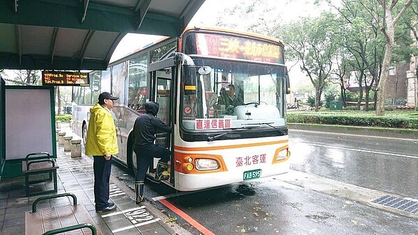 台北客運「三峽－台北市信義區」跳蛙公車主打「比自己開車還要快」，後天（11日）上路，通車首日還發送限量活力早餐。圖／台北客運提供