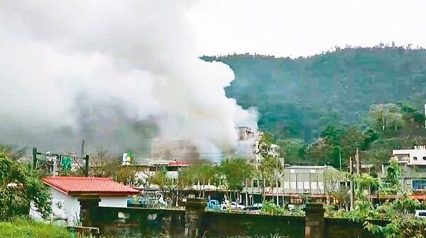 宜蘭縣蘇澳鎮聖賢路一棟透天厝民宅昨天氣爆，竄出濃煙，遠處可見。 圖／李明哲提供