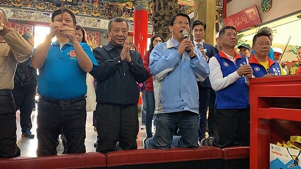 國民黨台南立委候選人謝龍介(前排右二)8日找來貿易商、柚農代表在代天府五府千歲前,發誓若有違約肚子痛兩星期,引發話題。記者吳淑玲/攝影