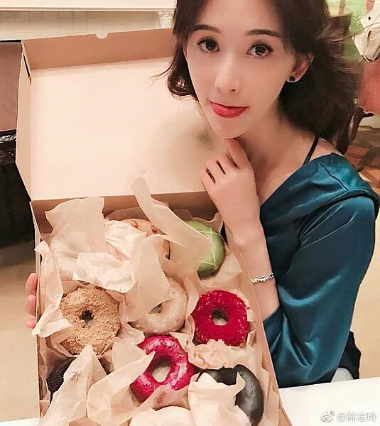 林志玲祝賀網友婦女節快樂，但是網友焦點都在她的「V字蛇精臉」。圖╱摘自微博