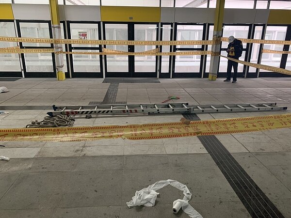 新北捷運環狀線今天傳工安意外,一名工人不慎從高處墜落,一度無呼吸心跳,情況危急,送醫救回一命, 目前在加護病房住院觀察中。記者王長鼎/翻攝