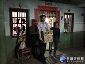 獨居長者外出迷途　暖警護送返家並贈與物資